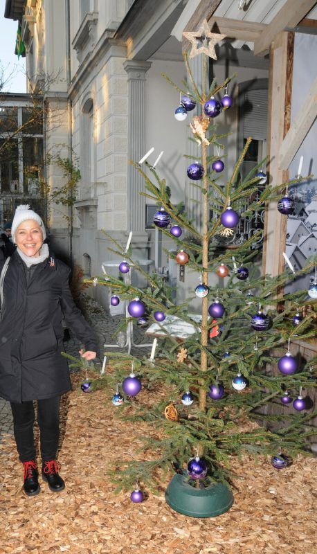 Obfrau Susanne Plankensteiner ersteigerte den geschmückten Baum für das Probelokal des Chors.