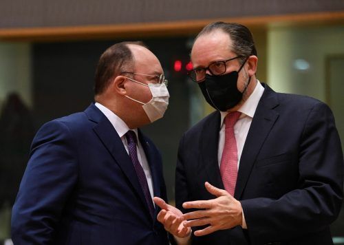Österreichs Außenminister Alexander Schallenberg (r.) mit seinem rumänischen Amtskollegen Lucian Aurescu im Jänner. AFP