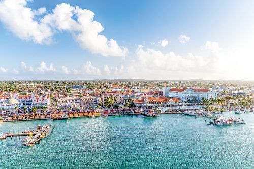 Oranjestad wurde im letzten Jahrzehnt ordentlich herausgeputzt und ist heute ein schöner Ort, in dem Touristen bummeln oder gut essen können. Shutterstock