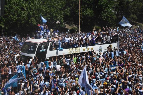 Per offenem Doppeldeckerbus nahmen die neuen Weltmeister ihr Bad in der Menge. APA