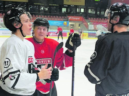 Pioneers-Neuzugang Andreas Heier (Mitte) tauscht sich beim Training mit Christian Bull (l.) und Hampus Eriksson aus.  ko