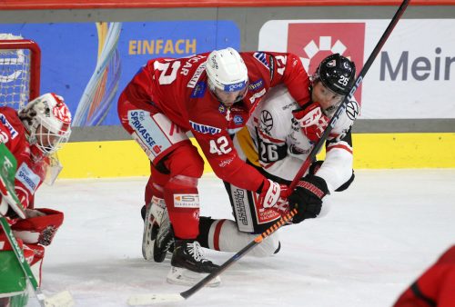 Pioneers-Stürmer Guus van Nes (r.) setzt sich gegen Rok Ticar durch und prüft KAC-Torhüter Sebastian Dahm. ©EC-KAC/Kuess