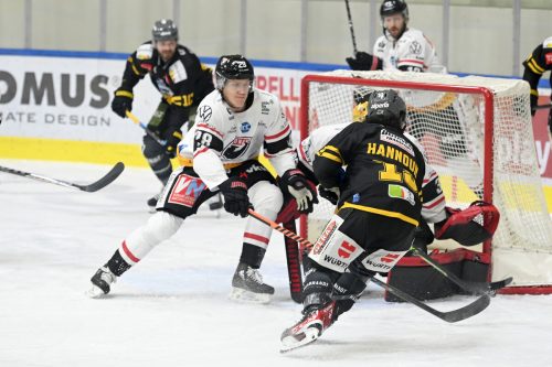 Pioneers-Verteidiger Christian Bull versuchte Torhüter Alex Caffi zu unterstützen, am Ende ohne Erfolg. Foppa Iwan - HC Pustertal