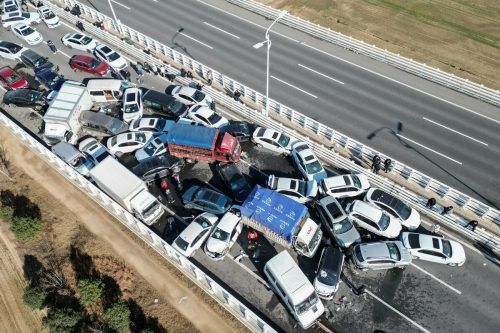 Plötzlicher Nebel führt zu dem Unfall auf der Autobahn.  AFP