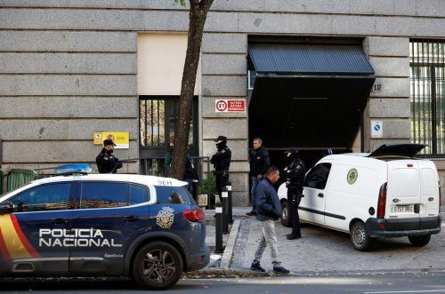 Polizeibeamte stehen außerhalb des Verteidigungsministeriums in der Hauptstadt Madrid. Eine Briefbombe soll an die Ministerin addressiert gewesen sein. Reuters