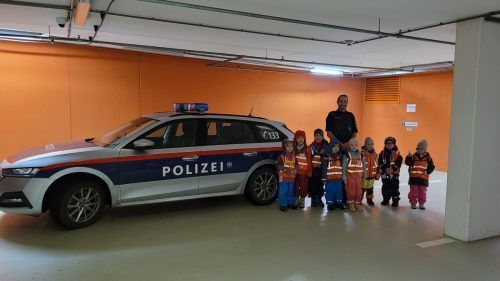 Polizist Bernhard Kogler gab den Kindern eine Führung durch den Posten und zeigte ihnen auch das Polizeiauto. Kindergarten übersaxen