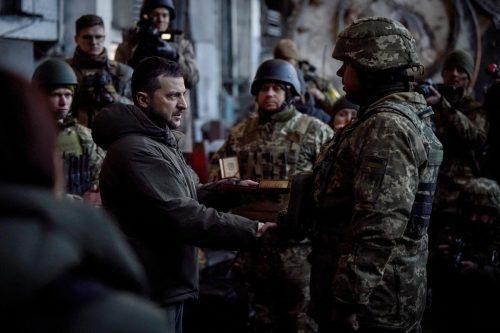Präsident Wolodymyr Selenskyj ist überraschend in die seit Monaten hart umkämpfte ostukrainische Stadt Bachmut gereist. Reuters