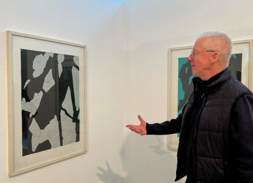 QuadrART-Leiter Erhard Witzel mit Werken des Künstlers Martin Noel.  CD( 2)