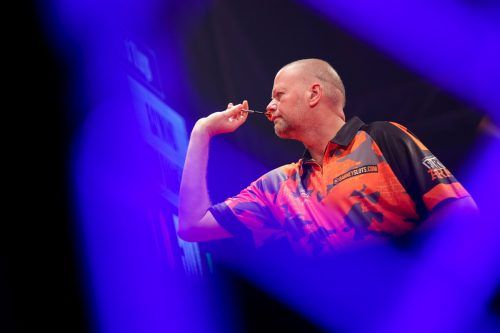 Raymond van Barneveld fordert heute bei der Darts-WM die Nummer eins Gerwyn Price. gepa