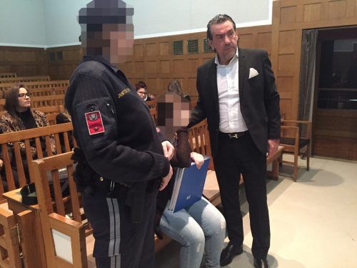Rechtsanwalt Alexander Wirth (r.) mit seiner Mandantin vor der Schwurgerichtsverhandlung am Landesgericht Feldkirch.  vn/gs