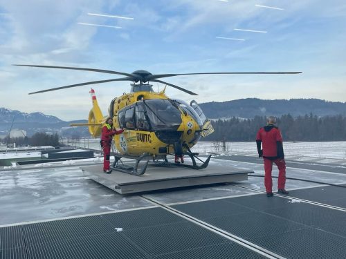 Rettungshubschrauber Christophorus 8 und das Team bei der Rückkehr von einem Einsatz.  VN/SAH