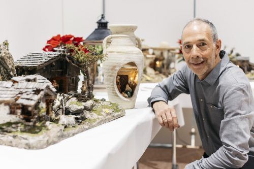 Richard Scherrer bei der Eröffnung der Ausstellung. Die Krippen werden immer auch mit kirchlichem Segen versehen.