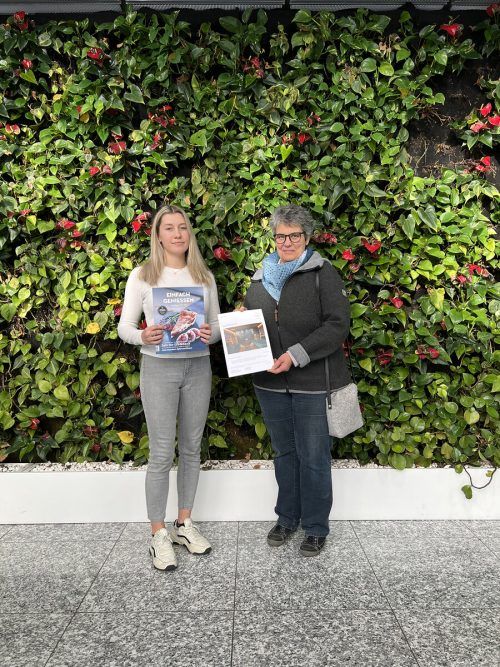 Sarah Raid von Russmedia überreichte Karin Meyer (r.) den Gutschein für die Fuchsegg Eco Lodge.