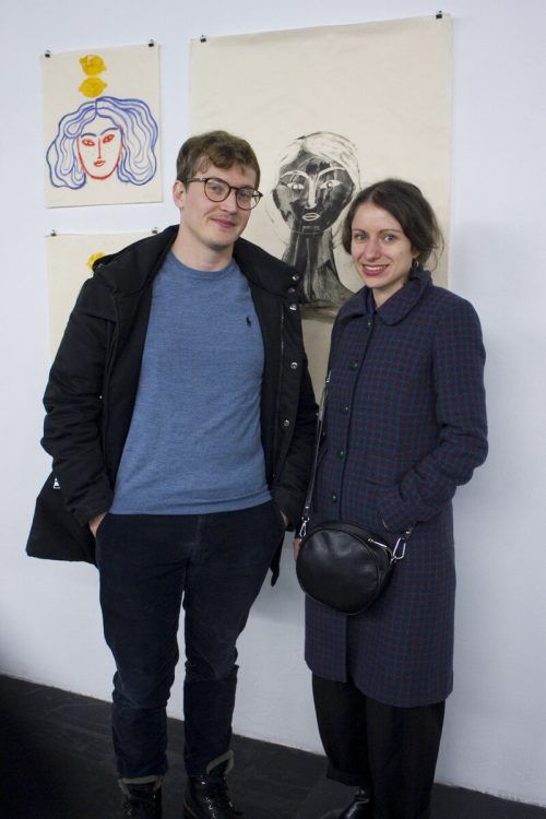 Sarah und Joshua Köb inmitten der Kunst.