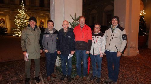 Scheckübergabe: (v.l.) Thomas Ölz, Waldverband, Landesforstdirektor Andreas Amman, Elmar Stüttler, Graf Clemens Waldburg Zeil, Christoph Frick und Edgar Häfele, Waldverband.