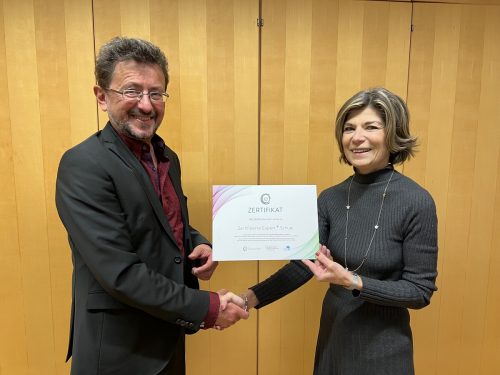 Schulqualitätsmanagerin Monika Steurer von der Bildungsdirektion überreichte das Zertifikat an Direktor Reinhard Sepp. BRG Schoren