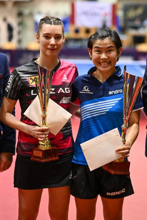 Siegerin Liu Yuan (r.) mit ihrer Finalgegnerin Karoline Mischek. Gepa