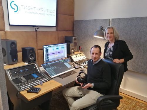 Sonja Amann mit Co-Geschäftsführer Andreas Mühlmann im Tonstudio.  Together.Audio