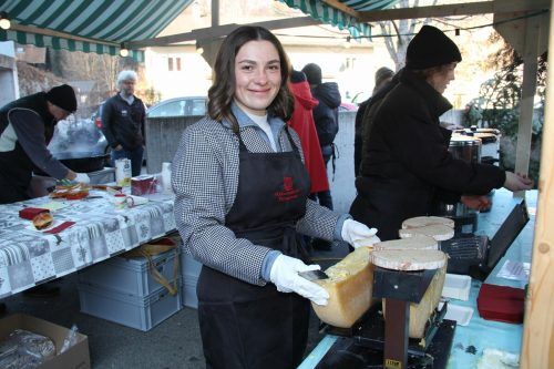 Sonja Stüttler von der Harmoniemusik sorgte mit Raclettebrot für das Wohl der Gäste. 
