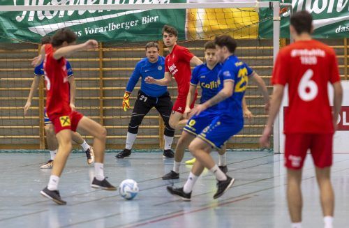 Sowohl Rankweil 1b als auch Hohenems (blaues Dress) schafften den Aufstieg, das Spiel gegeneinander (Bild) endete mit einem 2:1-Erfolg der Emser. VN-Paulitsch=