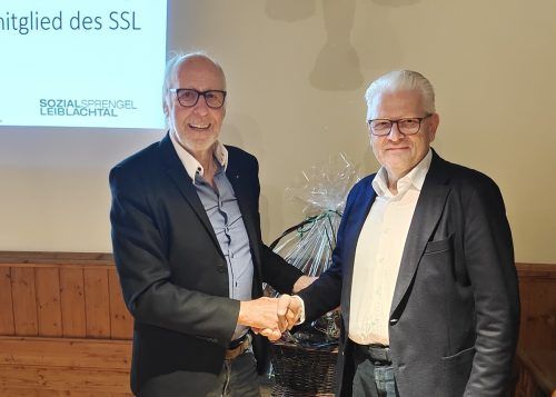 Sozialsprengel-Leiblachtal-Obmann Elmar Marent mit Ehrenmitglied Georg Bantel.