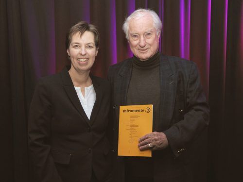 Hauptpreisträgerin Susanne Tägder mit Alwin Riedmann, der 1982 den Literaturpreis initiierte.