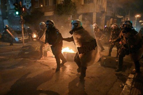 Tausende demonstrierten in Athen gegen Polizeigewalt, nachdem einem Jugendlichen von der Polizei in den Kopf geschossen worden war. AFP