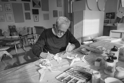 Tone Fink bei der Arbeit zu seinen „Barock Bengel Engel. Marianna Moosbrugger