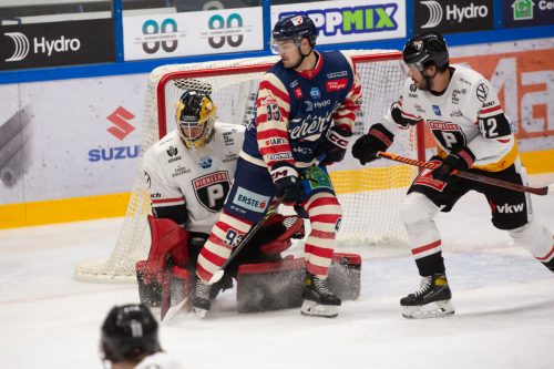 Torhüter Alex Caffi - im Bild unterstützt von Layne Viveiros gegen Akos Mihaly - hielt die Pioneers in Szekesvehervar lange im Spiel.  Soos