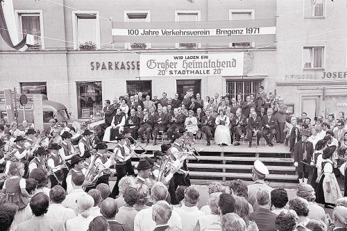 Tribüne am Kornmarktplatz für die Ehrengäste des Festumzuges der Südtiroler. Sowohl hier als auch bei anderen Festlichkeiten wurde das 100-Jahr-Jubiläum des Verkehrsvereins miteinbezogen. Oskar Spang, Stadtarchiv Bregenz; Vorarlberger Landesbibliothek
