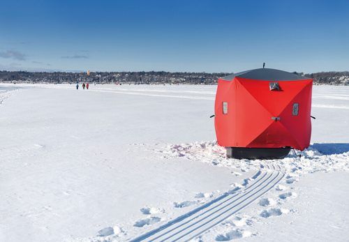 Über 4000 dieser Eishütten stehen im Winter auf dem See.  Shutterstock