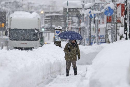 Über zwei Meter Schnee liegt in Teilen der Präfekturen Niigata, Yamagata und Aomor.