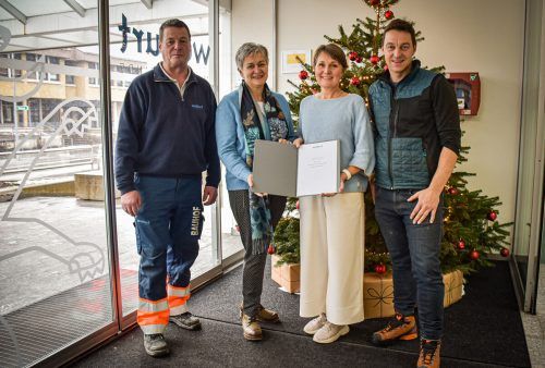Übergabe der Bauhof-Weihnachtsspende: Hermann Hopfner (Bauhof), Maria Claeßens (Obfrau GKPV), Vizebgm. Angelika Moosbrugger und Peter Willi (Oberhauser & Schedler).