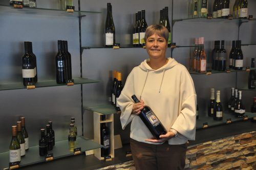 Veronika Heckmann steht in ihrer neuen Vinothek „wi&me“ in Faschina. HAB