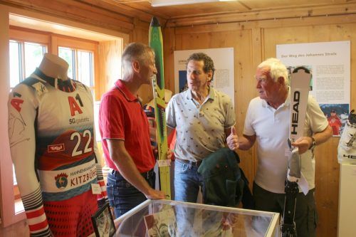 Viel los im FIS-Skimuseum: neben der Dauerausstellung die Sonderausstellungen „Seelsorge“, „Strolz & Strolz“ (Bild) und „Liebes-Art“.