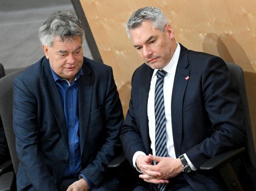 Vizekanzler Werner Kogler (Grüne) und Bundeskanzler Karl Nehammer (ÖVP) zogen zuletzt eine positive Jahresbilanz.  APA/SCHLAGER