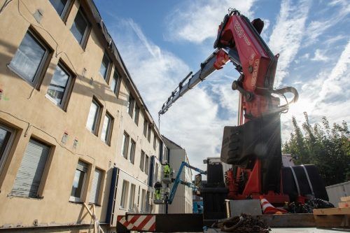 Vorher – Nachher: Mit Hilfe industriell vorgefertigter Fassadenelemente wurden die Bestandsgebäude thermisch saniert. LEG