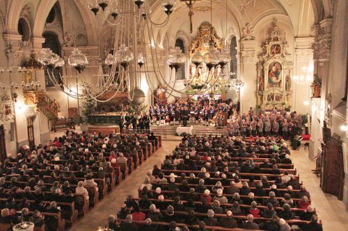 Vorweihnachtliche Stimmung beim gemeinsamen Adventkonzert in der Pfarrkirche Höchst am 10. Dezember.  ajk
