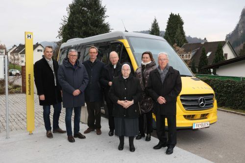 VVV-Geschäftsführer Christian Hillbrand, Bürgermeister Wolfgang Matt mit Clemens Schmölz und Bischof Benno Elbs sowie Oberin Sr. Gertrud Müller, OV Elisabeth Pucher und Günter Lampert. Ame (4)