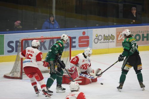 Wald-Stürmer Julian Zwerger bringt den Puck nicht an KAC-Goalie Michael Sicher vorbei. KlH