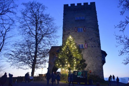 Weihnachtlicher Aufputz für Schloss Wolfurt. MG Wolfurt