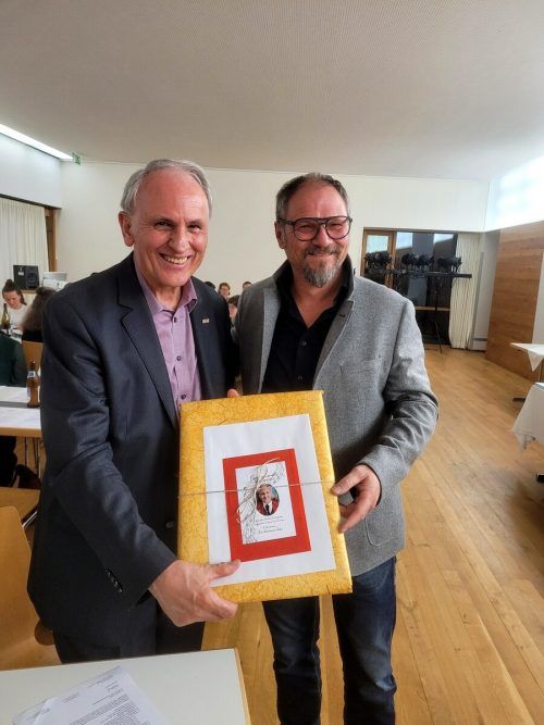 Wolfram Baldauf übergibt Lochauer Musikvereinsvorstand an Helmut Immler.  bms