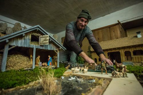 Xaver Berchtold hat vor 15 Jahren mit dem Bau seiner Krippe gestartet. Mittlerweile entsteht jedes Jahr eine ganze Landschaft. VN/Steurer, Sonja Berchtold (2)