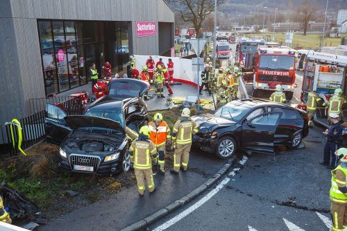 Zahlreiche Einsatzkräfte eilten am Sonntagnachmittag zur Unfallstelle. Zwei Personen wurden beim Unfall schwer verletzt und mussten ins Spital gebracht werden.  Hofmeister