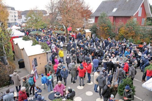 Zahlreiche Gäste beim Adventzauber der Hardar Wealloruschar auf dem Schulplatz. AJK/5