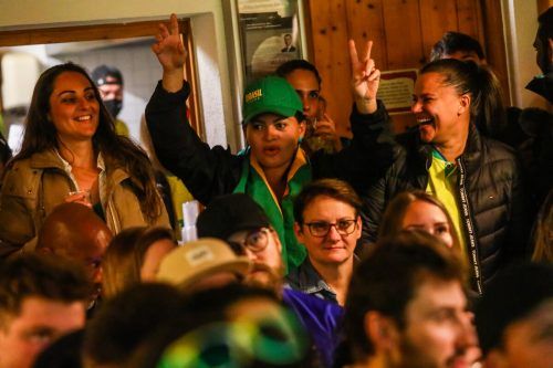 Zu Spielbeginn zeigten sich die Fans siegessicher.