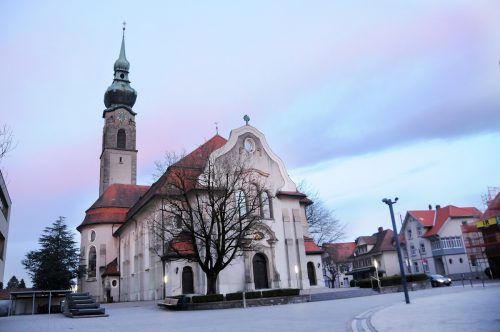 Zur Kirche ist bereits ein Leerrohr für einen möglichen Anschluss an Nahwärme verlegt.