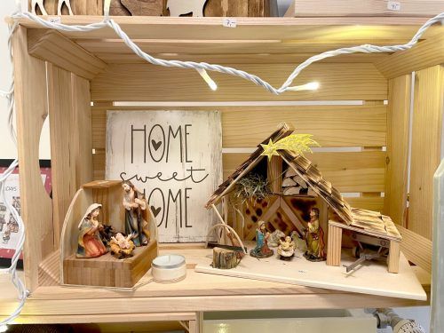 Zur Weihnachtszeit gehört in jedem Fall eine Krippe. Das Angebot im Vorarlberger Kinderdorf ist handgefertigt.  voki