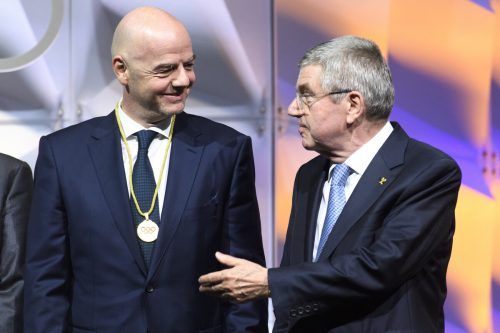 Zwei, die sich und Katar verstehen: FIFA-Präsident Gianni Infantino (l.) und IOC-Präsident Thomas Bach.  AP