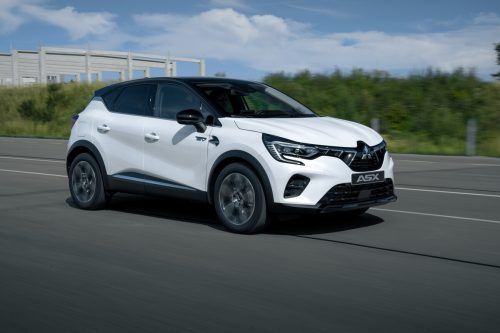 Zwölf Jahre und drei Liftings nach seinem Debüt erhält der Mitsubishi ASX nun einen Nachfolger. Die zweite Generation des kompakten SUVs soll ab März 2023 nicht nur Käufer des Vorgängers binden, sondern auch neue Kunden erobern. Technik und Design teilt er sich mit dem kleinen Crossover Captur von Allianz-Partner Renault, das seit 2019 auf dem Markt ist. Lediglich das Markenemblem auf Kühlergrill und Lenkrad wurde getauscht.